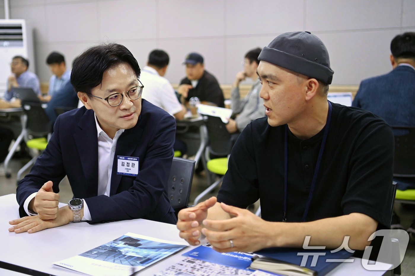 (서울=뉴스1) = 김정관 산업통상부 장관이 20일 오전 경기도 시흥비즈니스센터에서 AI 도입을 희망하는 제조기업과 AI 솔루션을 보유한 공급기업을 직접 연결하는 M.AX(제조업 …