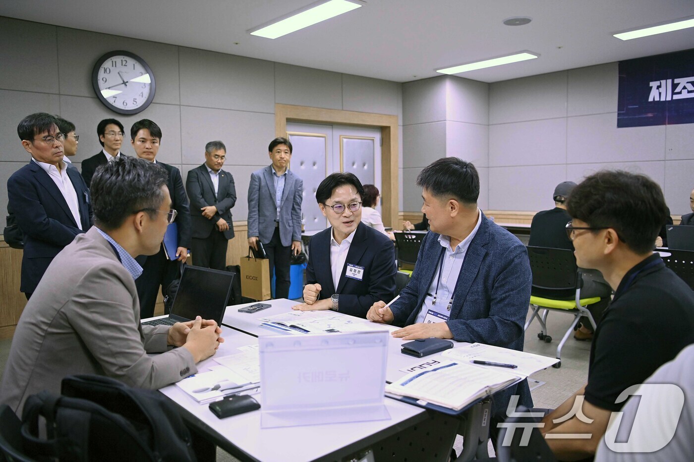 (서울=뉴스1) = 김정관 산업통상부 장관이 20일 오전 경기도 시흥비즈니스센터에서 AI 도입을 희망하는 제조기업과 AI 솔루션을 보유한 공급기업을 직접 연결하는 M.AX(제조업 …