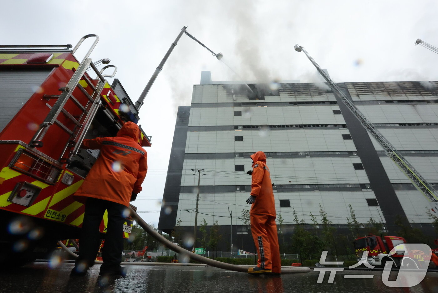본문 이미지 - 20일 인천 서해구 석남동 쿠팡32물류센터에서 화재가 발생해 소방당국이 진압을 하고 있다. 지난 18일 오전 6시 54분쯤 발생한 화재는 50시간 넘게 꺼지지 않고 있다. 2026.7.20 ⓒ 뉴스1 김진환 기자