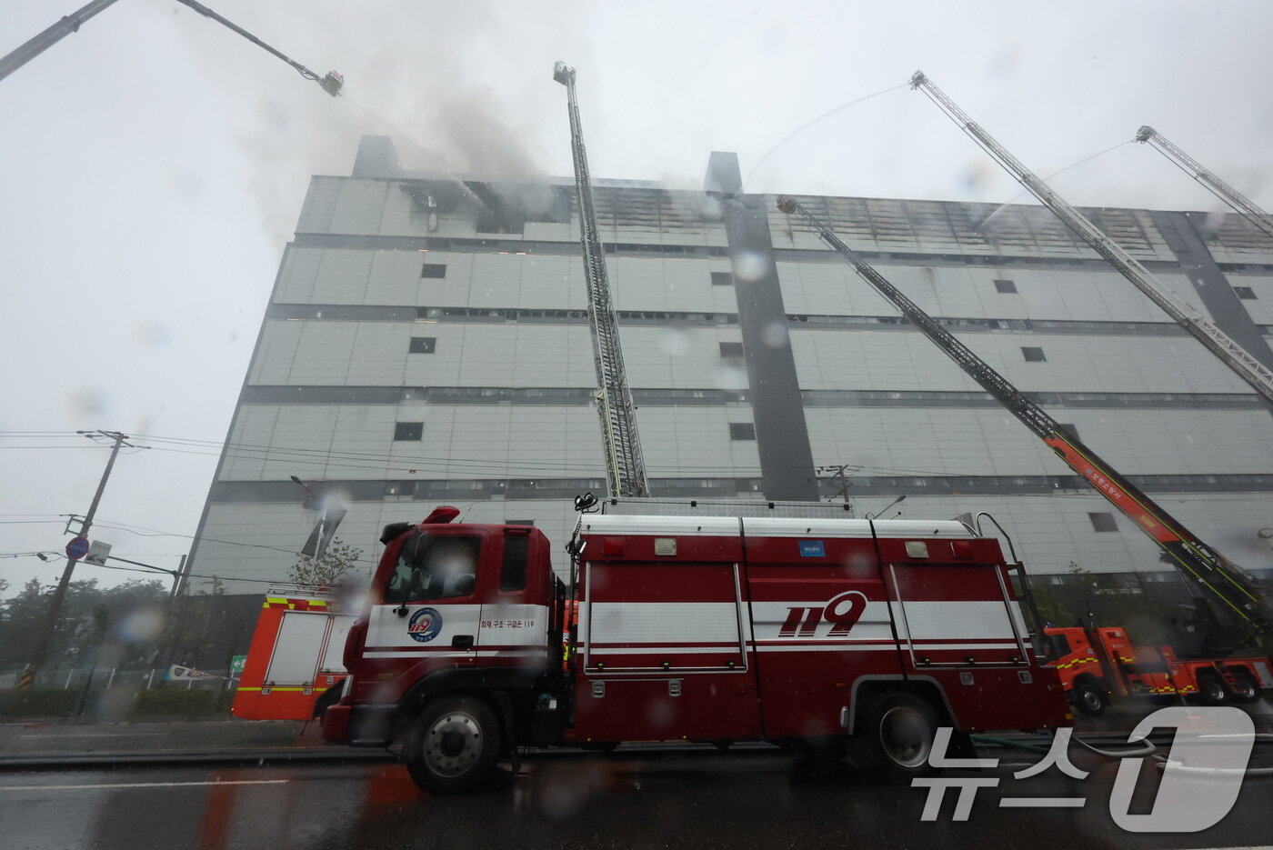 본문 이미지 - 20일 인천 서해구 석남동 쿠팡32물류센터에서 화재가 발생해 소방당국이 진압을 하고 있다. 지난 18일 오전로6시 54분쯤 발생한 화재는 50시간 넘게 꺼지지 않고 있다. 2026.7.20 ⓒ 뉴스1 김진환 기자