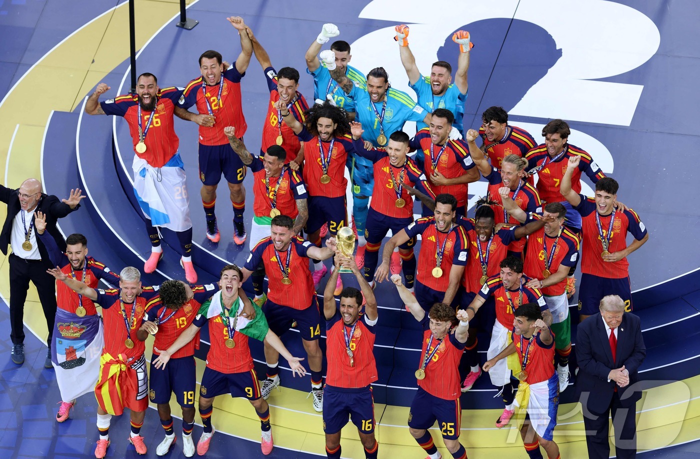 (AFP=뉴스1) 송원영 기자 = 19일(현지시간) 미국 뉴저지 스타디움에서 열린 2026 FIFA 월드컵 결승전 스페인과 아르헨티나의 경기를 마치고 우승을 차지한 스페인 선수들 …