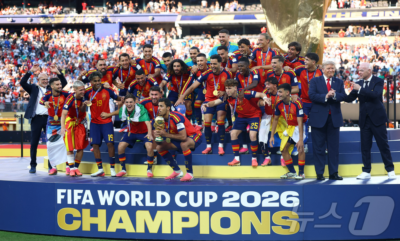 (로이터=뉴스1) = 19일(현지시간) 미국 뉴저지 스타디움에서 열린 2026 FIFA 월드컵 결승전 스페인과 아르헨티나의 경기를 마치고 우승을 차지한 스페인 선수들 세레모니 옆으 …