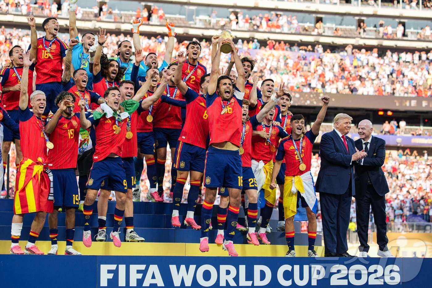 (AFP=뉴스1) 송원영 기자 = 19일(현지시간) 미국 뉴저지 스타디움에서 열린 2026 FIFA 월드컵 결승전 스페인과 아르헨티나의 경기를 마치고 우승을 차지한 스페인 선수들 …