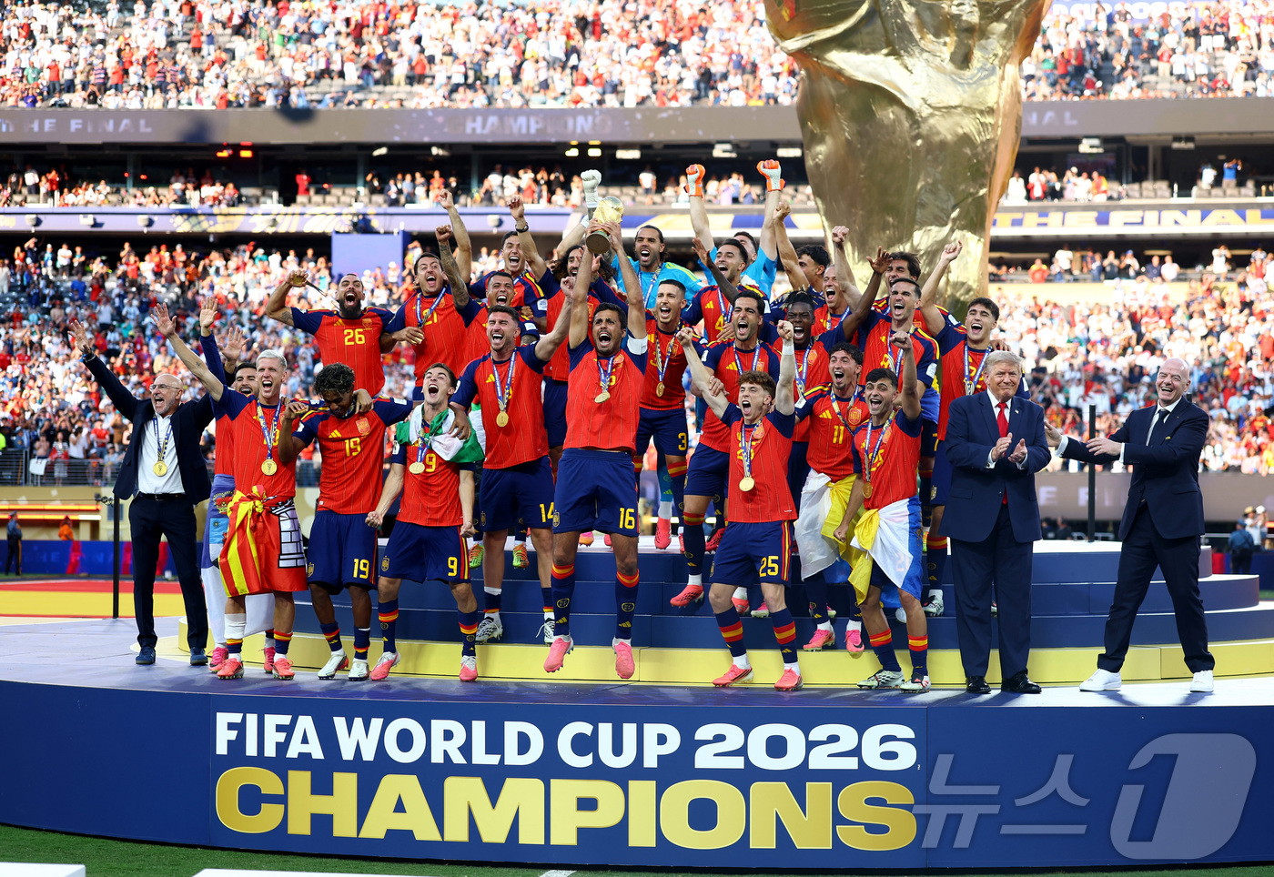 (로이터=뉴스1) = 19일(현지시간) 미국 뉴저지 스타디움에서 열린 2026 FIFA 월드컵 결승전 스페인과 아르헨티나의 경기를 마치고 우승을 차지한 스페인 선수들 세레모니 옆으 …