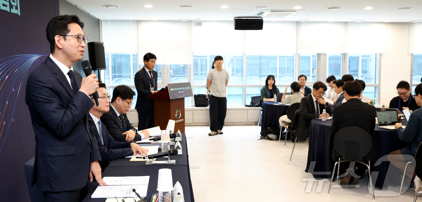 (세종=뉴스1) 김기남 기자 = 배경훈 부총리 겸 과학기술정보통신부 장관이 20일 세종시 정부세종청사에서 열린 취임 1주년 출입기자단 소통 간담회에서 질문에 답변하고 있다. 202 …