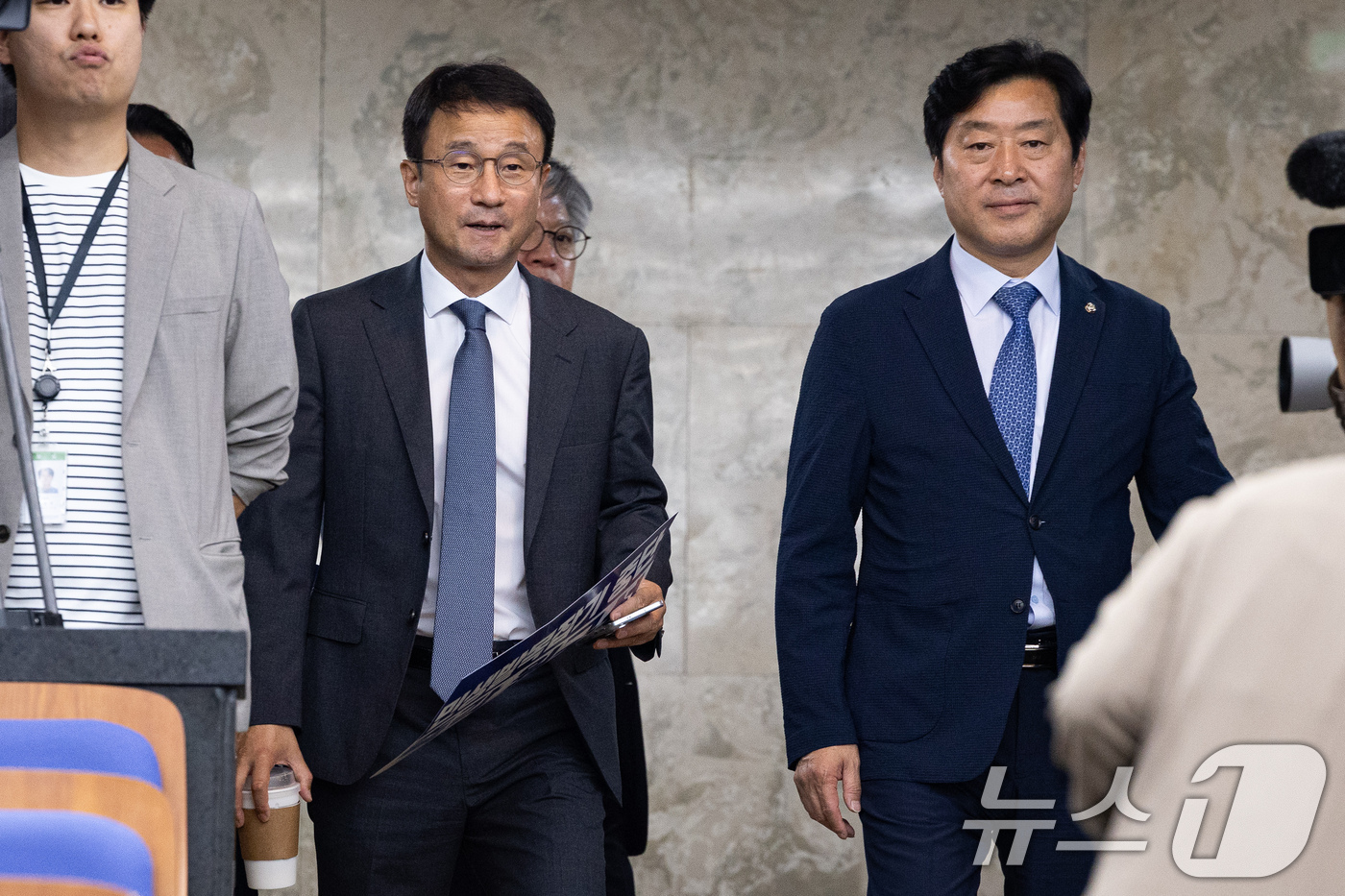 (서울=뉴스1) 유승관 기자 = 한병도 더불어민주당 당대표 직무대행 겸 원내대표와 황명선 최고위원이 20일 서울 여의도 국회에서 열린 의원총회에 참석하고 있다. 2026.7.20/ …