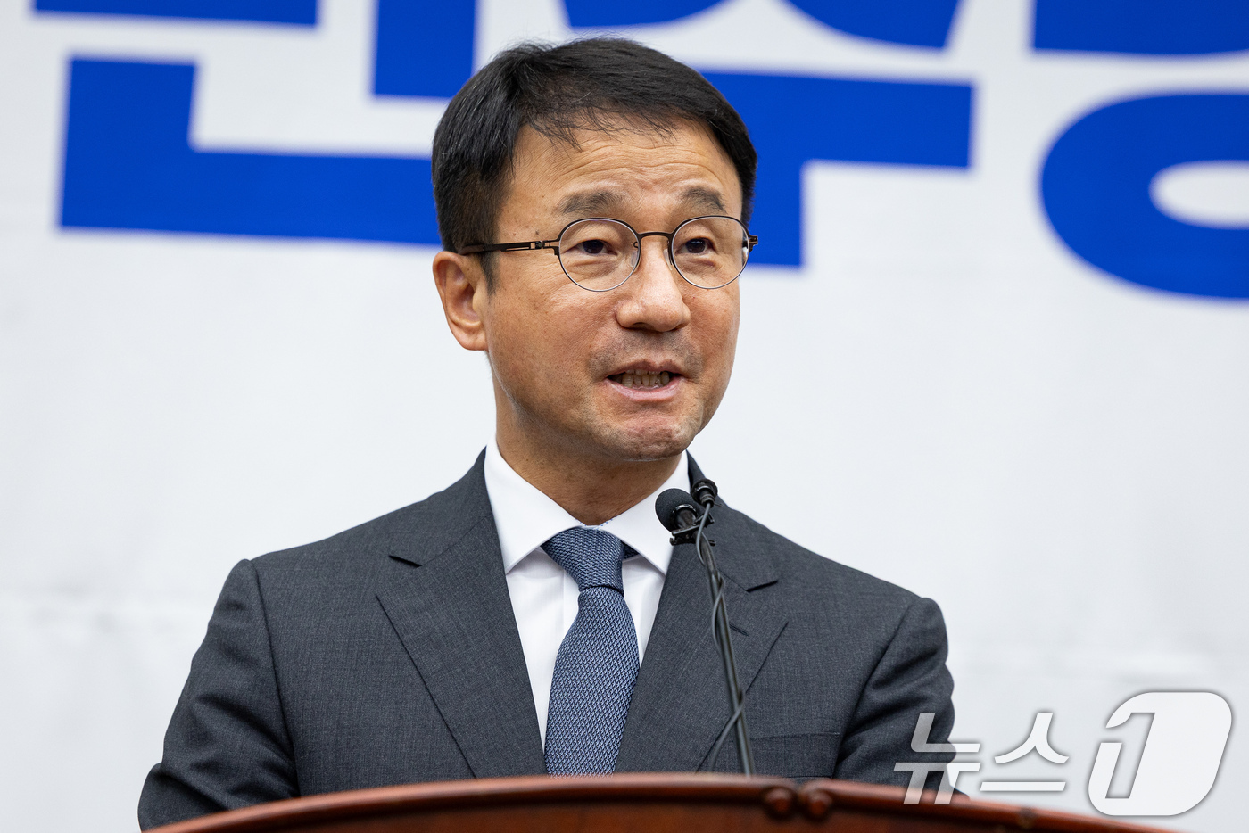 (서울=뉴스1) 유승관 기자 = 한병도 더불어민주당 당대표 직무대행 겸 원내대표가 20일 서울 여의도 국회에서 열린 의원총회에서 모두 발언을 하고 있다. 2026.7.20/뉴스1