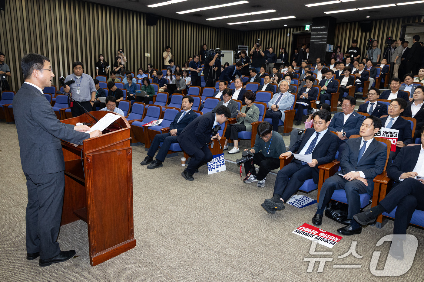 (서울=뉴스1) 유승관 기자 = 한병도 더불어민주당 당대표 직무대행 겸 원내대표가 20일 서울 여의도 국회에서 열린 의원총회에서 모두 발언을 하고 있다. 2026.7.20/뉴스1