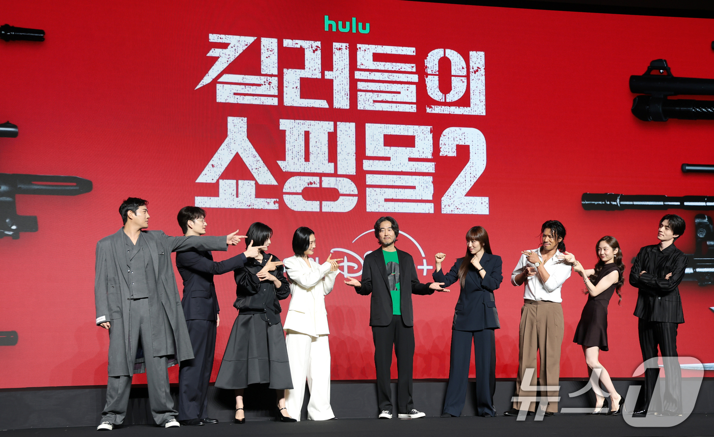 (서울=뉴스1) 권현진 기자 = 배우 조한선(왼쪽부터)과 오카다 마사키, 현리, 정윤하, 이권 감독, 금해나, 김민, 김혜준, 이동욱이 20일 서울 영등포구 콘래드 서울 호텔에서 …
