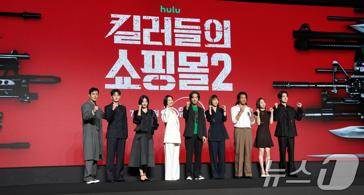 (서울=뉴스1) 권현진 기자 = 배우 조한선(왼쪽부터)과 오카다 마사키, 현리, 정윤하, 이권 감독, 금해나, 김민, 김혜준, 이동욱이 20일 서울 영등포구 콘래드 서울 호텔에서 …