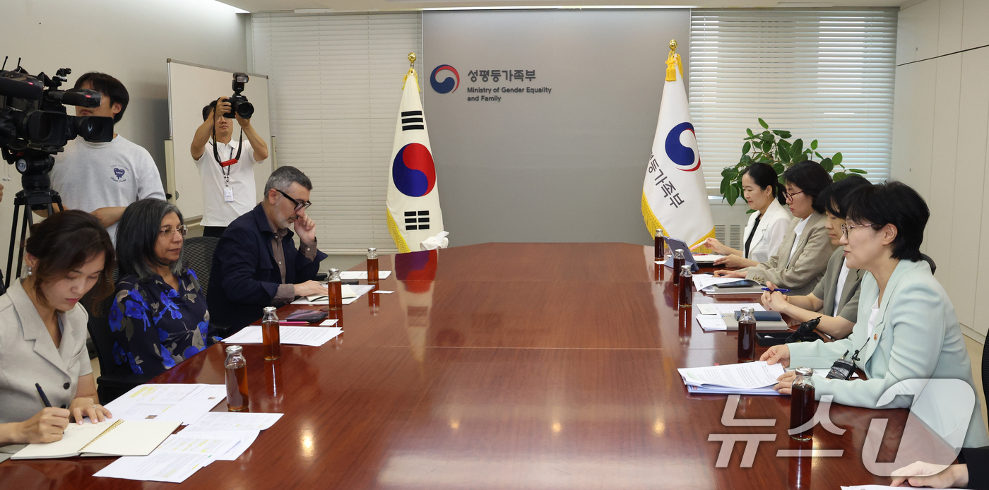 (서울=뉴스1) 김명섭 기자 = 원민경 성평등가족부 장관이 20일 서울 종로구 세종대로 정부서울청사에서 비나이퍼 노로지 오픈소사이어티재단 회장과 면담을 하고 있다. 2026.7.2 …