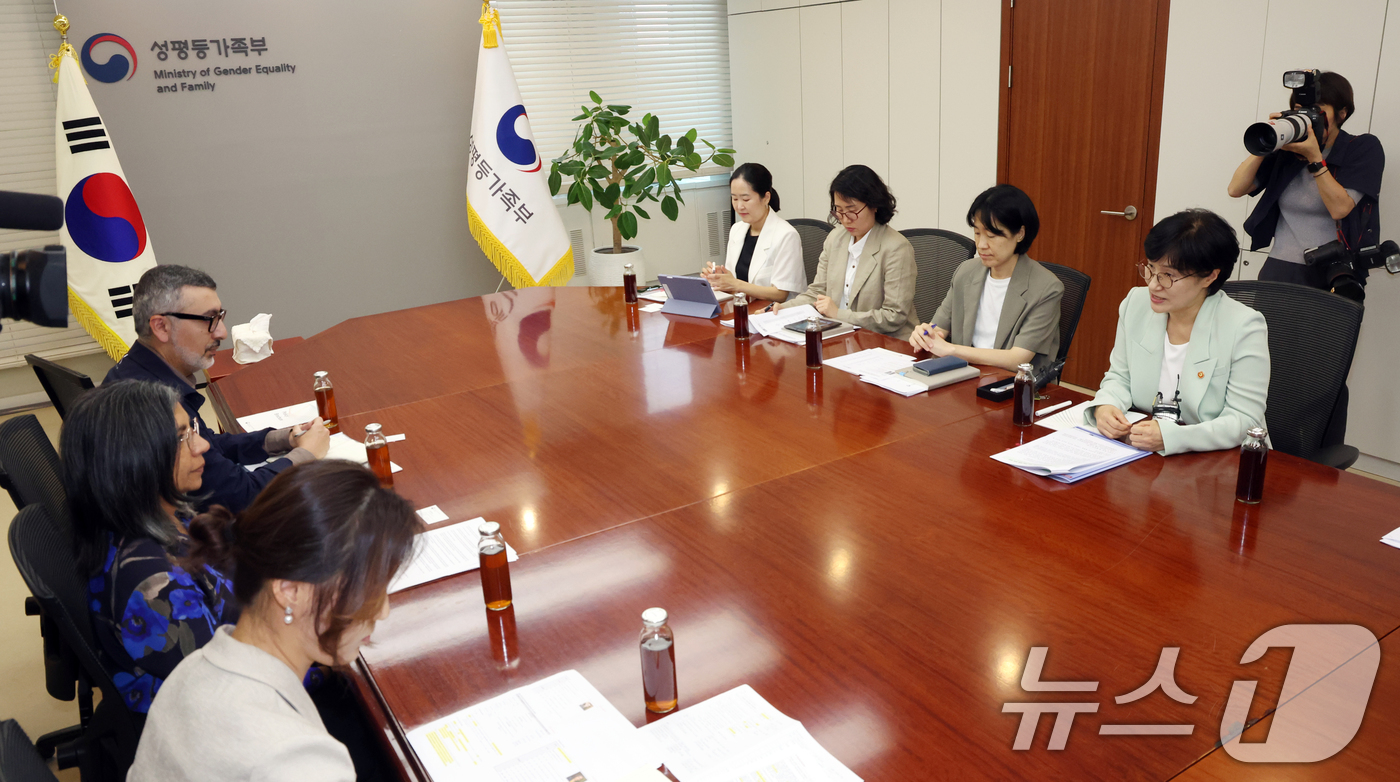 (서울=뉴스1) 김명섭 기자 = 원민경 성평등가족부 장관이 20일 서울 종로구 세종대로 정부서울청사에서 비나이퍼 노로지 오픈소사이어티재단 회장과 면담을 하고 있다. 2026.7.2 …