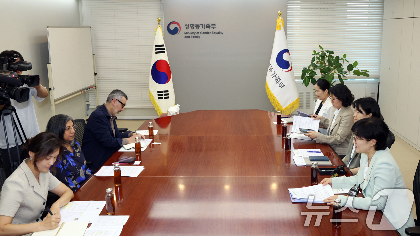 (서울=뉴스1) 김명섭 기자 = 원민경 성평등가족부 장관이 20일 서울 종로구 세종대로 정부서울청사에서 비나이퍼 노로지 오픈소사이어티재단 회장과 면담을 하고 있다. 2026.7.2 …