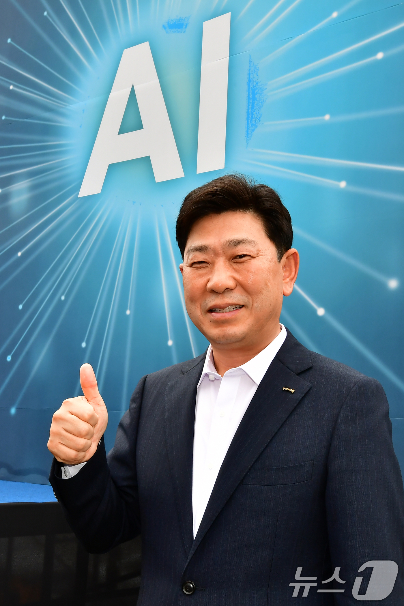 (포항=뉴스1) 최창호 기자 = 박용선 경북 포항시장이 20일 오후 글로벌 AI데이터센터 착공식이 열린 남구 오천읍 광명일반산업단지에서 성공적인 사업 추진을 기원하고 있다.  20 …