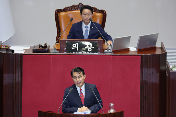 '종합특검 연장법' 본회의 상정…野 윤상현 첫 필리버스터 돌입