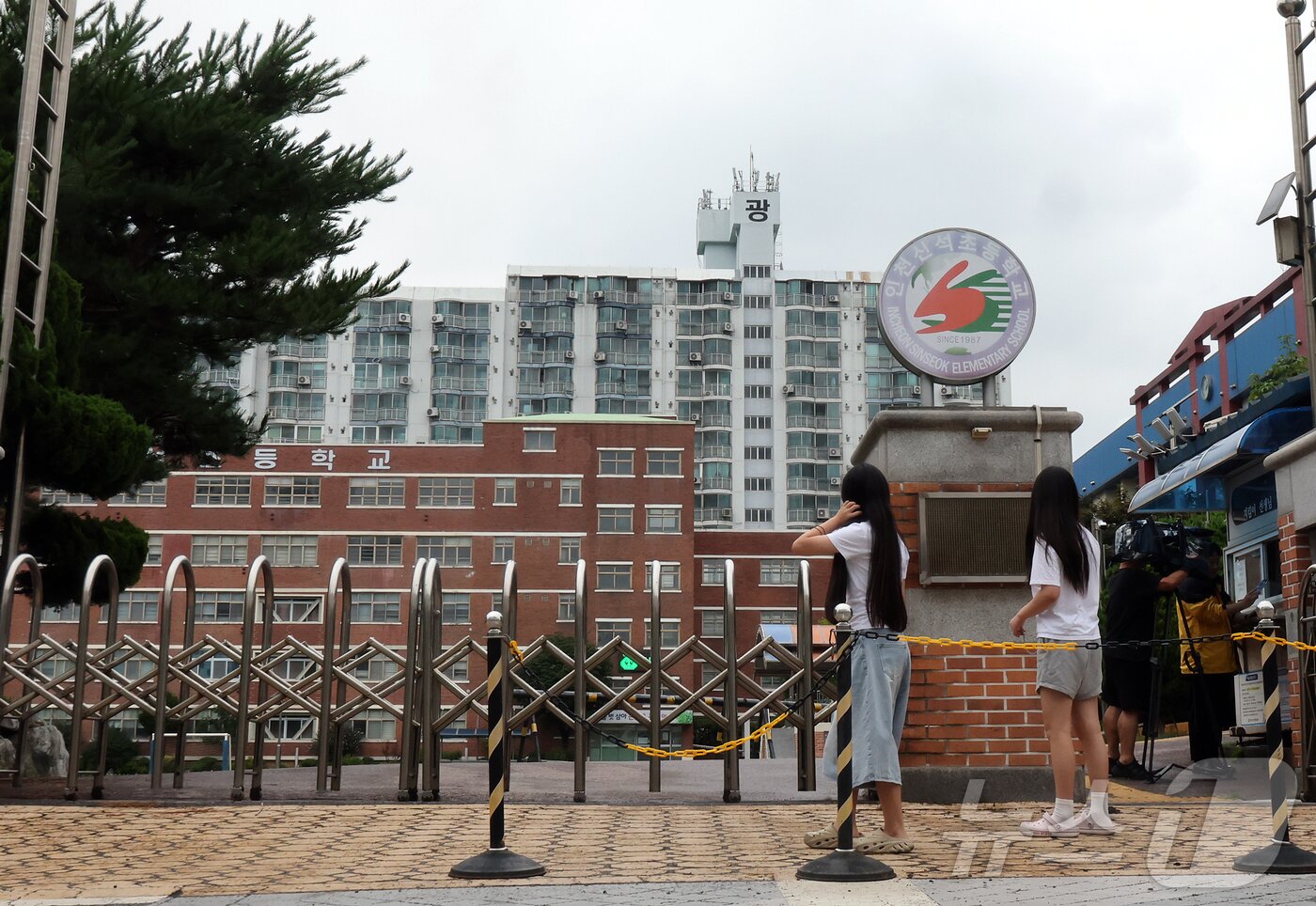 본문 이미지 - 인천 쿠팡32물류센터 화재가 사흘째 이어지고 있는 20일 오후 임시 휴교에 들어간 인천 서해구 석남동 신석초등학교 앞으로 어린이들이 지나고 있다. 2026.7.20 ⓒ 뉴스1 김진환 기자
