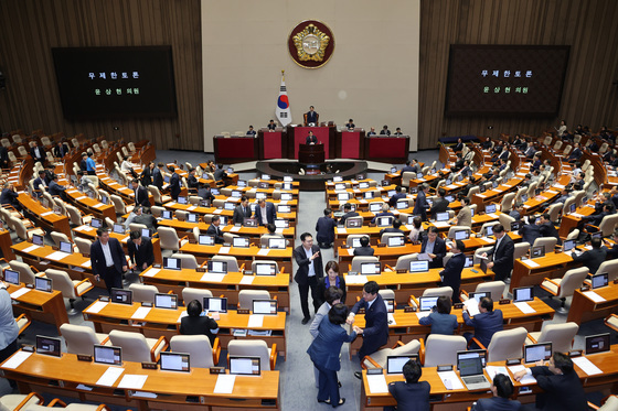 '종합특검 연장법' 오늘 국회 통과 전망…野 필리버스터, 與 종결 대응