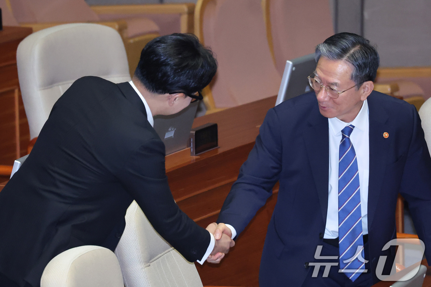 (서울=뉴스1) 신웅수 기자 = 한동훈 무소속 의원과 정성호 법무부 장관이 20일 서울 여의도 국회에서 열린 제437회국회(임시회) 제1차 본회의에서 인사하고 있다. 2026.7. …