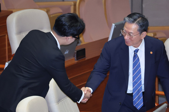 악수하는 한동훈·정성호