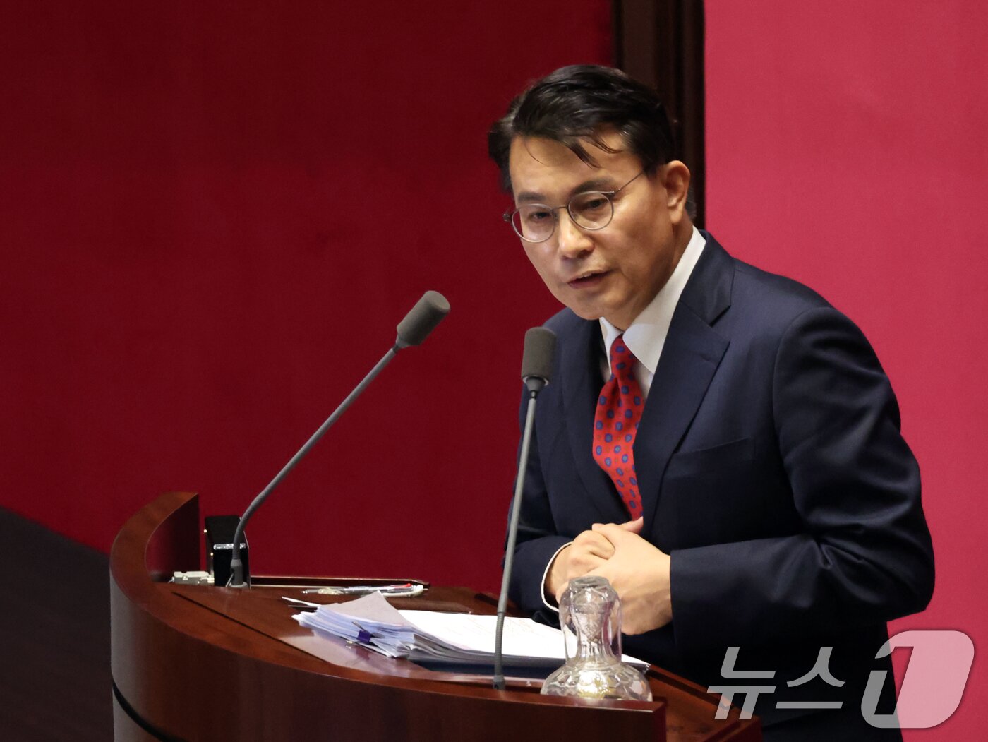 본문 이미지 - 윤상현 국민의힘 의원이 20일 서울 여의도 국회에서 열린 제437회국회(임시회) 제1차 본회의에서 윤석열·김건희에 의한 내란·외환 및 국정농단 행위의 진상규명을 위한 특별검사 임명 등에 관한 법률 일부개정법률안(대안)에 대한 무제한토론(필리버스터)을 하고 있다. 2026.7.20 ⓒ 뉴스1 황기선 기자