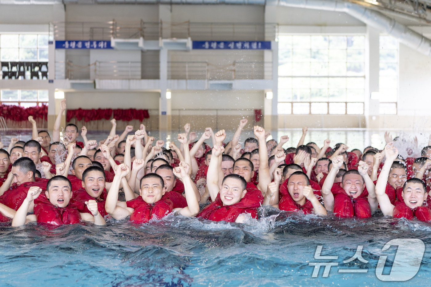 (창원=뉴스1) 윤일지 기자 = 20일 경남 창원 진해구 해군교육사령부 기초군사교육단 제2해상생존훈련장에서 726기 해군병들이 전투수영훈련을 하며 구호를 외치고 있다. (해군교육사 …