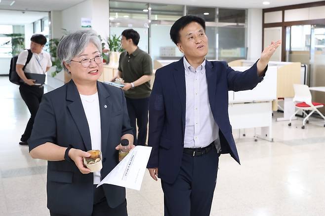 본문 이미지 - 20일 세종고를 방문해 학교 시설을 둘러보는 강미애 세종교육감.(세종교육청 제공. 재판매 및 DB 금지)