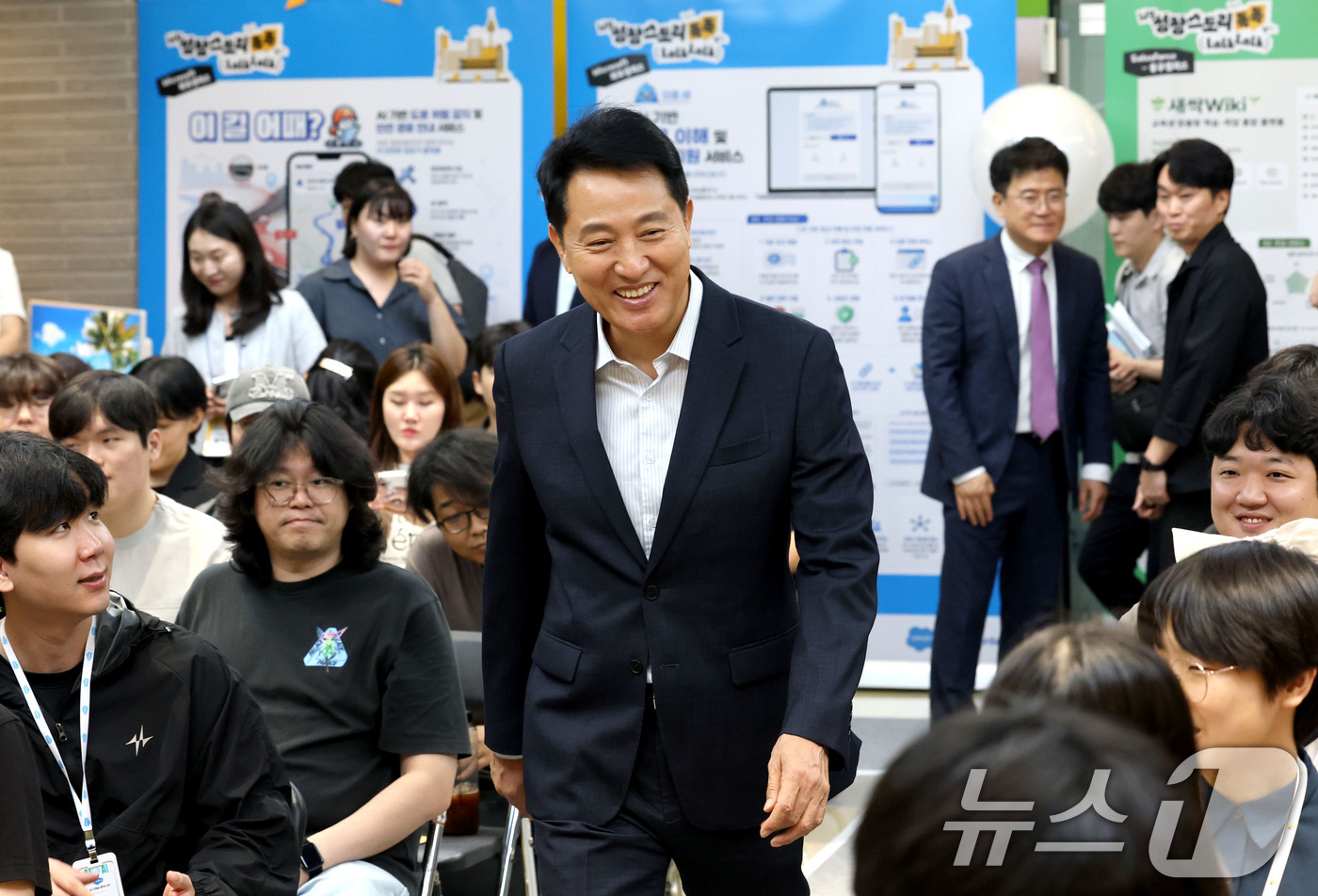 (서울=뉴스1) 이광호 기자 = 오세훈 서울시장이 20일 오후 서울 용산구 서울광역청년센터에서 열린 '청년취업사관학교 글로벌 빅테크 캠퍼스 마이 성장 스토리 톡톡'행사에 참석하고 …