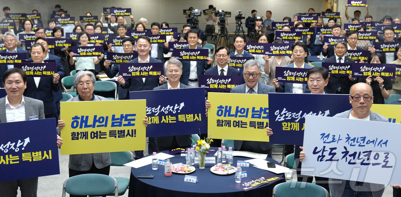 (전남광주=뉴스1) 전원 기자 = 민형배 전남광주통합특별시장이 20일 무안청사 왕인실에서 열린 ‘전남광주대전환기획위원회 해단 및 활동성과 공유회’에서 정은승 전남광주대전환기획위원회 …