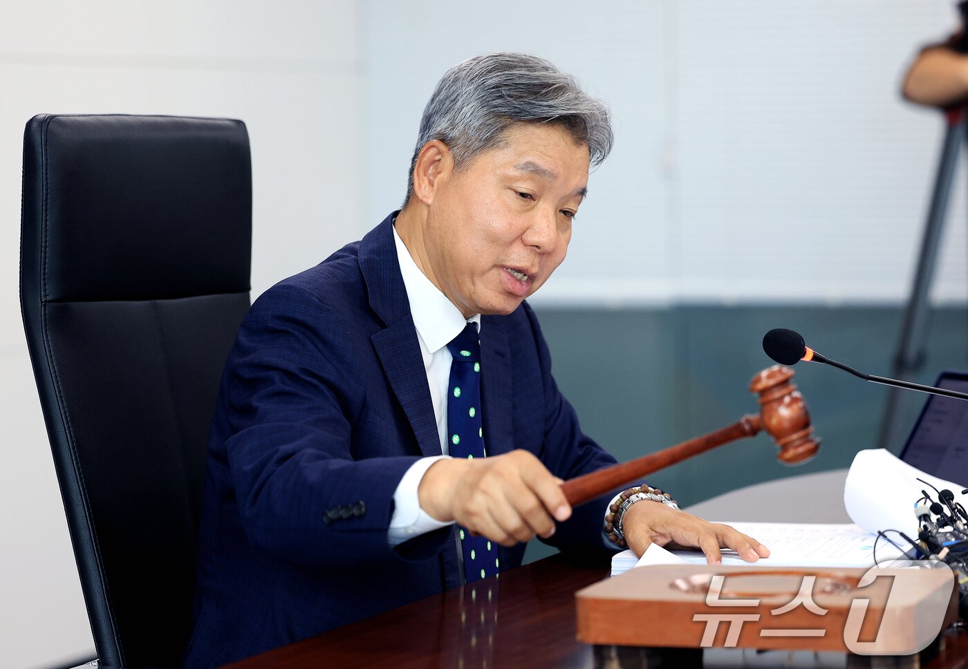 본문 이미지 - 이영진 스포츠공정위원회 위원장이 20일 서울 송파구 올림픽회관에서 열린 배재고 야구부 징계 재심의를 열고 있다. 2026.7.20 ⓒ 뉴스1 이호윤 기자