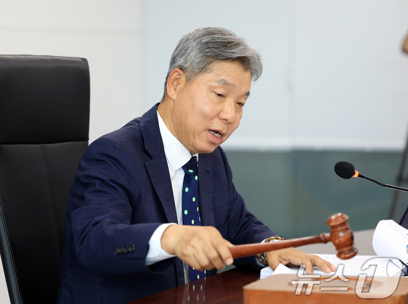 (서울=뉴스1) 이호윤 기자 = 이영진 스포츠공정위원회 위원장이 20일 서울 송파구 올림픽회관에서 열린 배재고 야구부 징계 재심의를 열고 있다. 2026.7.20/뉴스1