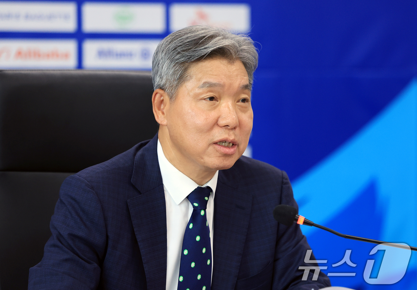 (서울=뉴스1) 이호윤 기자 = 이영진 스포츠공정위원회 위원장이 20일 서울 송파구 올림픽회관에서 열린 배재고 야구부 징계 재심의에서 모두발언을 하고 있다. 2026.7.20/뉴스 …