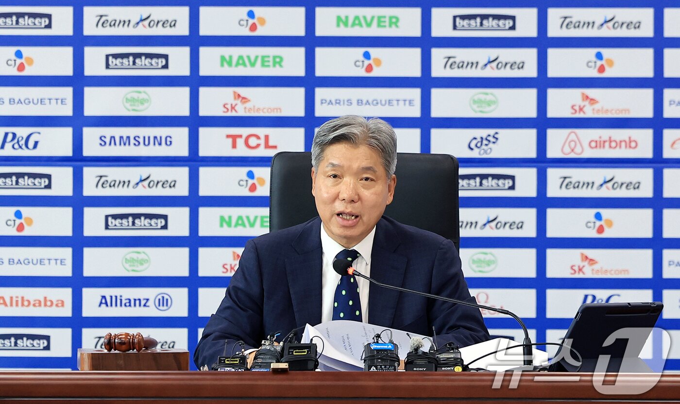 본문 이미지 - 이영진 스포츠공정위원회 위원장이 20일 서울 송파구 올림픽회관에서 열린 배재고 야구부 징계 재심의에서 모두발언을 하고 있다. 2026.7.20 ⓒ 뉴스1 이호윤 기자