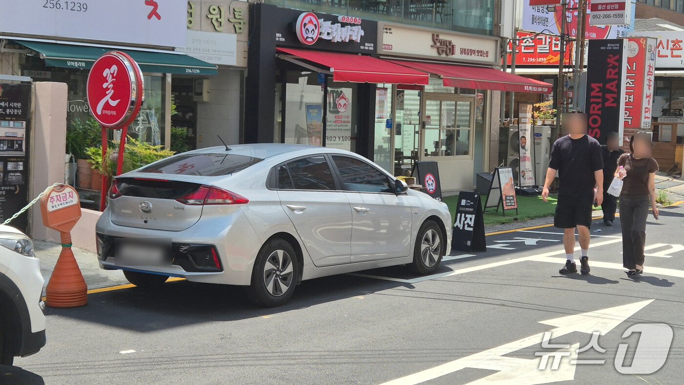 본문 이미지 - 20일 오후 울산 남구 삼산동 디자인거리 공영주차장 인근 골목 황색 실선 위에 차들이 멈춰서 있다. 2026.7.20 ⓒ 뉴스1 박정현 기자