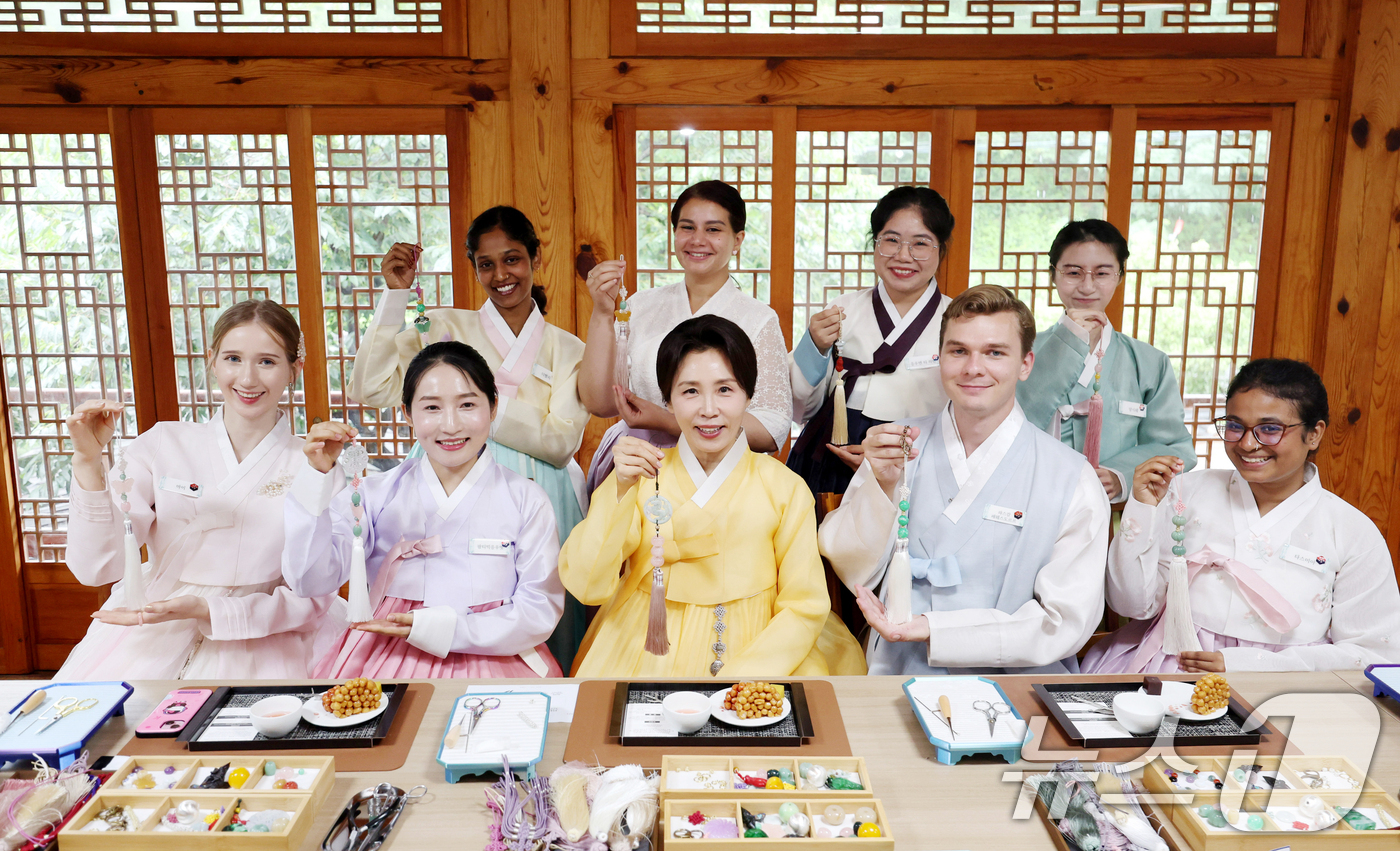 (서울=뉴스1) 허경 기자 = 김혜경 여사가 20일 서울 종로구 부암동 무계원 사랑채에서 청년들과 함께 한국 전통공예 '노리개' 제작 체험 후 기념촬영을 하고 있다. (청와대통신사 …