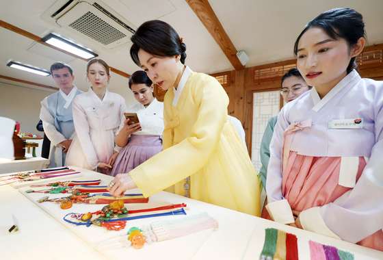 장신구 전시 관람하는 김혜경 여사