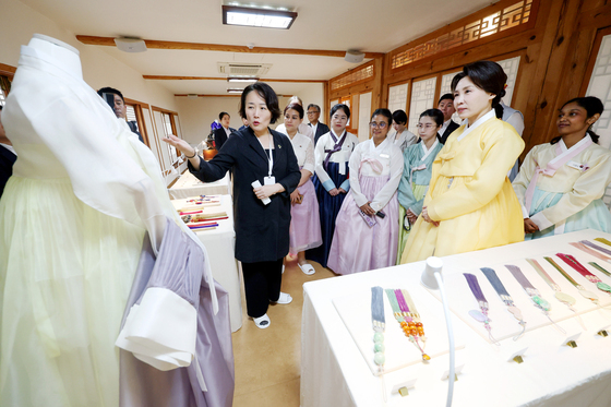 전통 복식 전시 관람하는 김혜경 여사