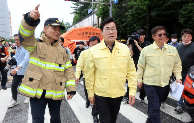 쿠팡 물류센터 화재 현장 찾은 박찬대 인천시장