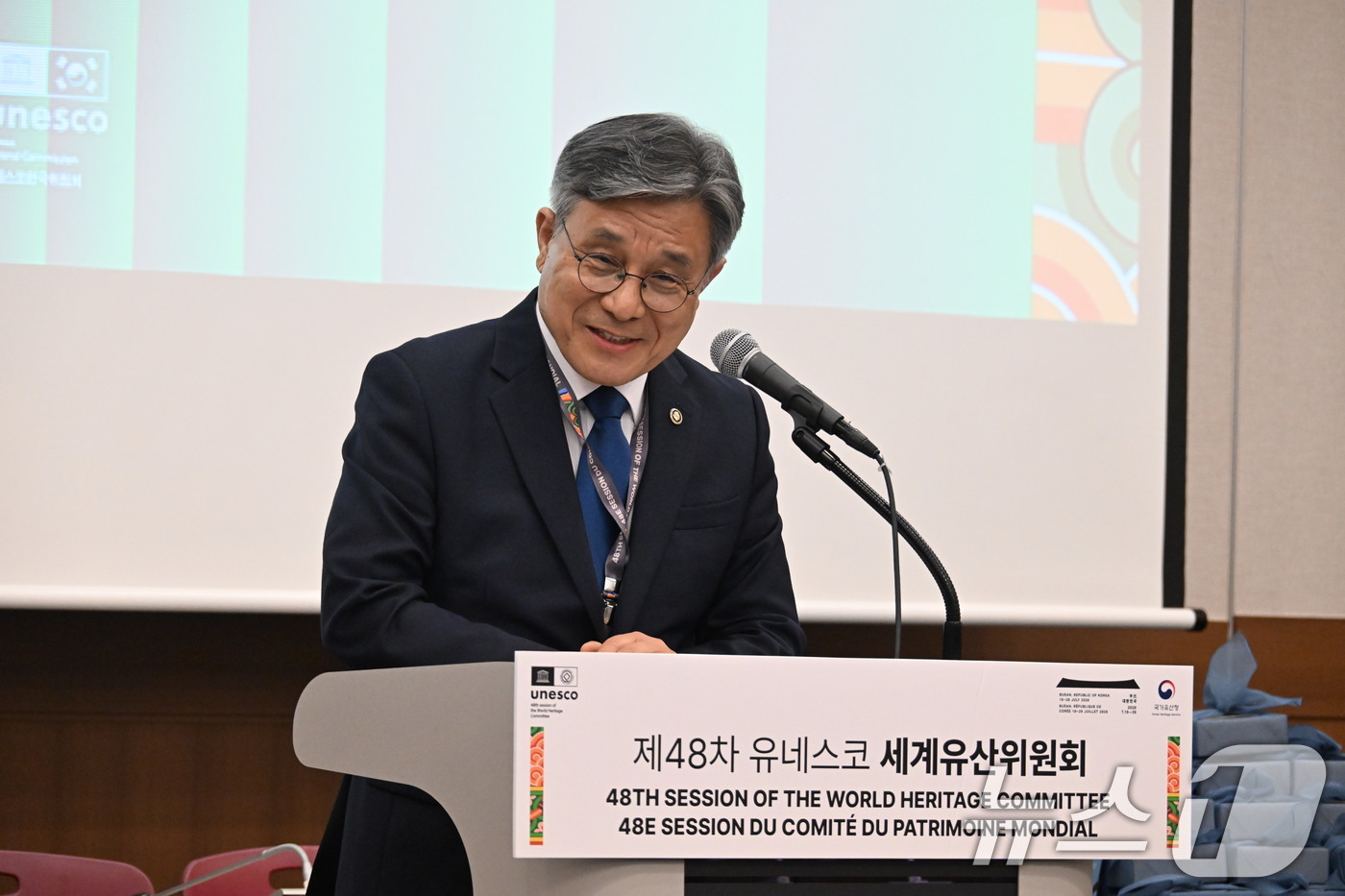 (서울=뉴스1) = 허민 국가유산청장이 20일 오후 부산 해운대구 벡스코에서 열린 ‘2026 세계유산 청년전문가 포럼’에서 포럼 참가자들을 격려하고 있다. (국가유산청 제공. 재판 …