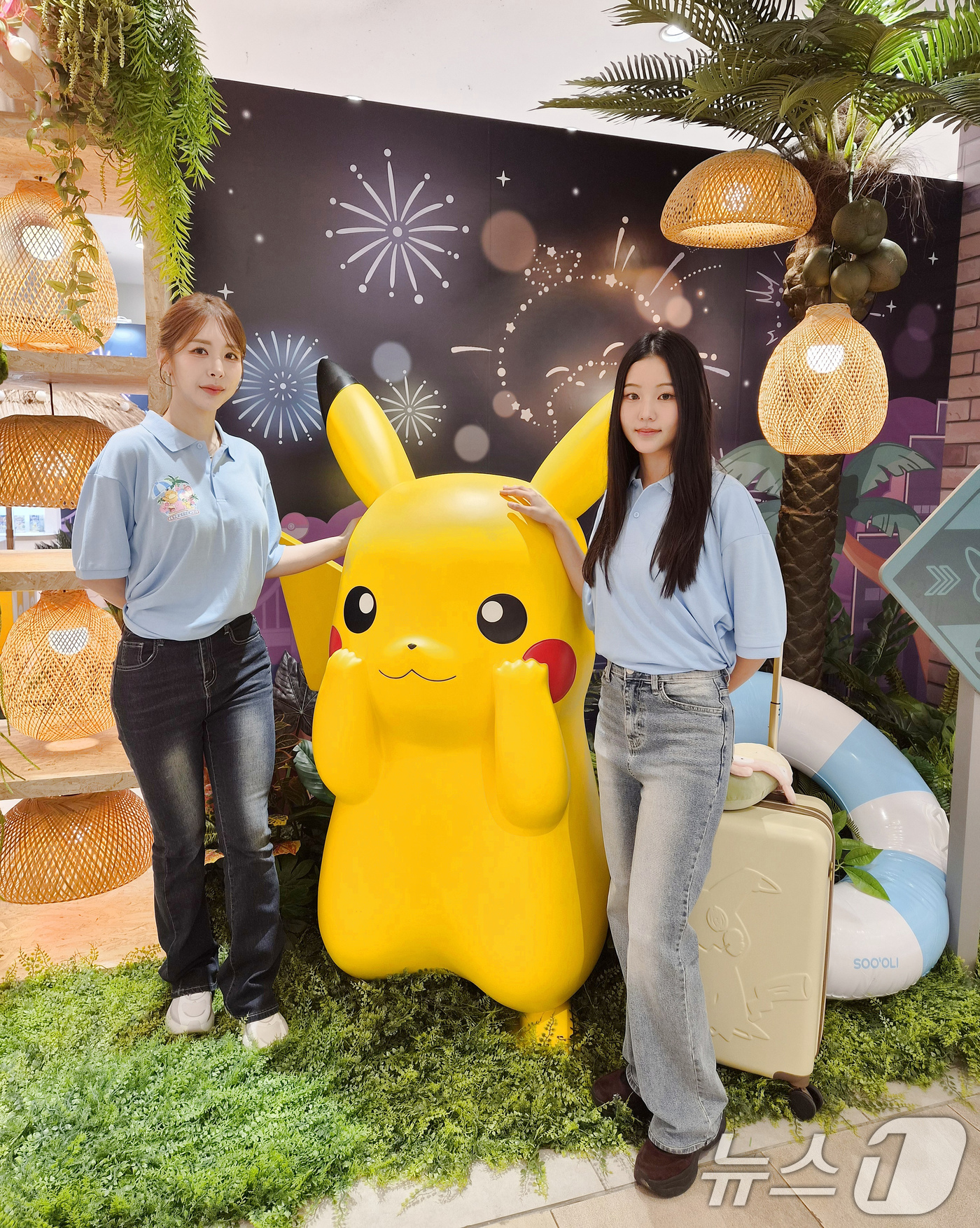 (부산=뉴스1) 윤일지 기자 = 20일 부산 부산진구 롯데백화점 부산본점 지하 1층에 마련된 '포켓몬 느긋느긋 바캉스' 팝업스토어에서 모델들이 다양한 포켓몬 인형을 소개하고 있다. …