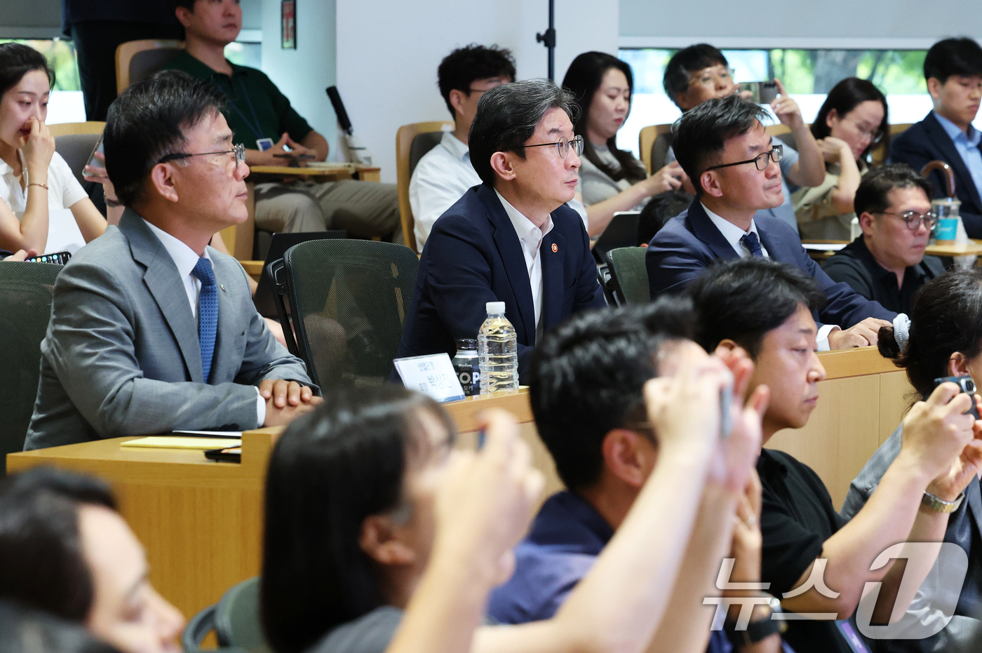 (서울=뉴스1) 오대일 기자 = 이억원 금융위원장과 박상진 산업은행 회장이 20일 오후 서울 영등포구 산업은행 IR센터에서 열린 국민성장펀드 초장기기술투자펀드 출자사업 공청회에서 …