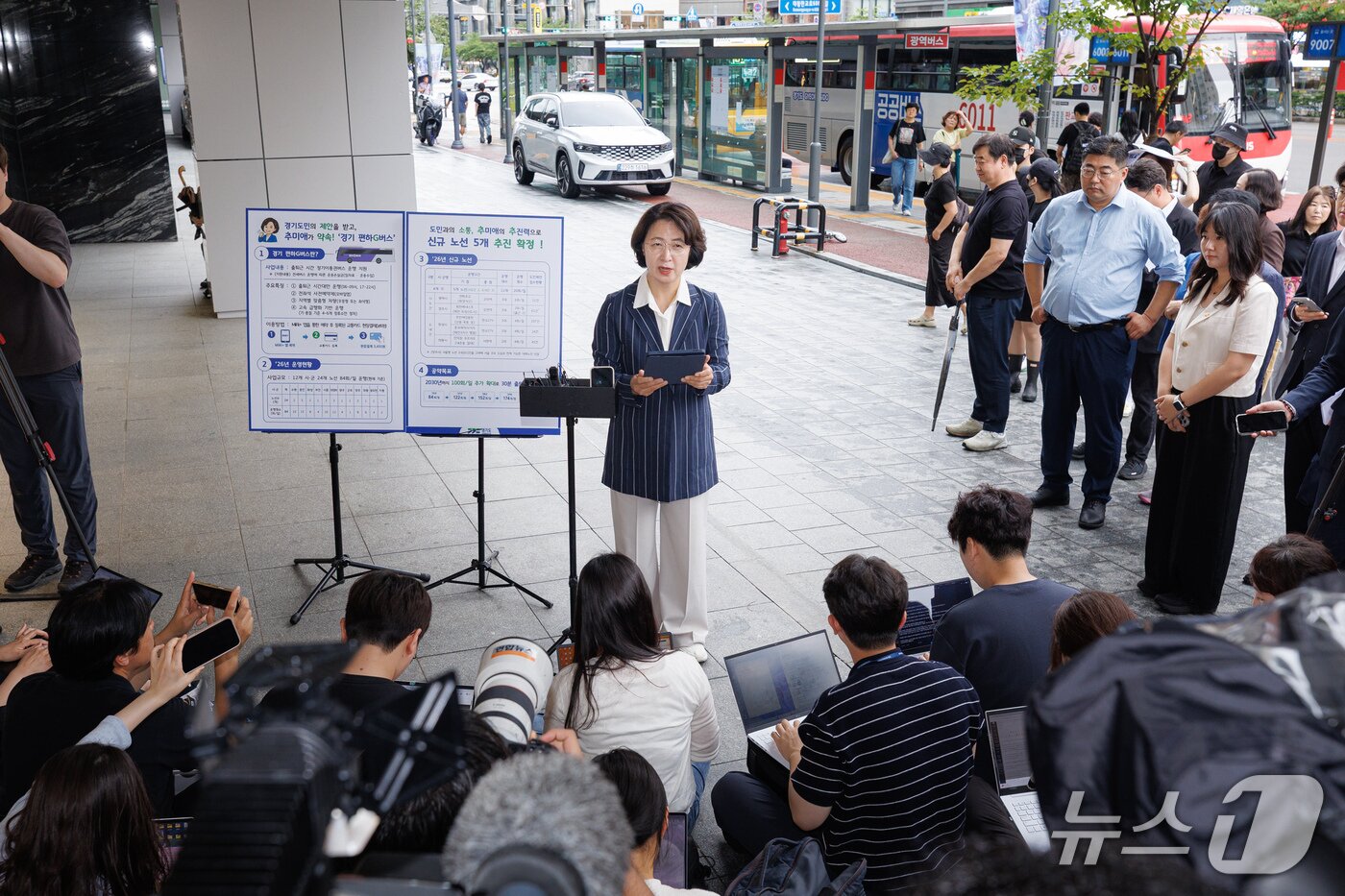 본문 이미지 - 20일 오후 경기 성남시 판교역 동편 정류소 인근에서 추미애 경기도지사가 경기편하G버스 확대 관련 기자회견을 하고 있다.(경기도 제공. 재판매 및 DB금지)