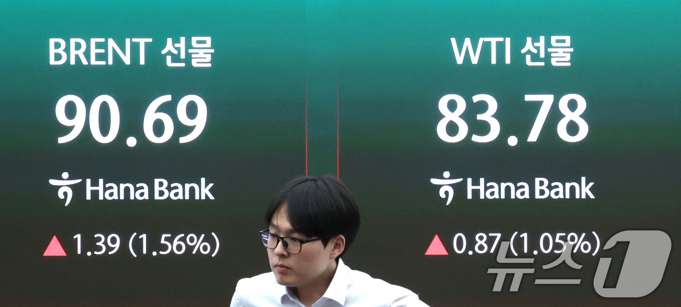(서울=뉴스1) 이종수 기자 = 20일 서울 중구 하나은행 딜링룸 전광판에 브렌트유(BRENT), 서부텍사스산원유(WTI) 선물 가격이 표시되고 있다. (한국시간 오후 4시 기준) …