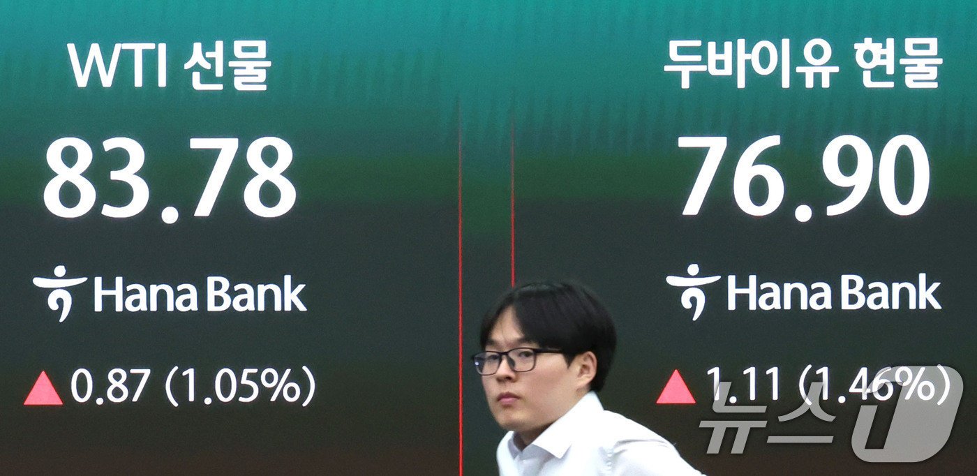 (서울=뉴스1) 이종수 기자 = 20일 서울 중구 하나은행 딜링룸 전광판에 서부텍사스산원유(WTI) 선물, 두바이유 현물 가격이 한국시간 오후 4시 기준 상승세를 나타내고 있다. …