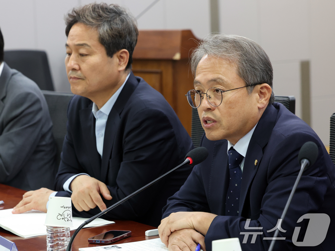 (서울=뉴스1) 황기선 기자 = 송기헌 더불어민주당 국민참정권 수호를 위한 선관위 개혁 TF 단장이 20일 오후 서울 여의도 국회 의원회관에서 열린 '선관위 신뢰 회복을 위한 구조 …