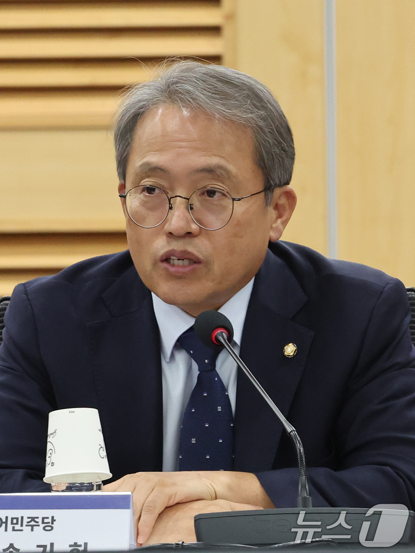 (서울=뉴스1) 황기선 기자 = 송기헌 더불어민주당 국민참정권 수호를 위한 선관위 개혁 TF 단장이 20일 오후 서울 여의도 국회 의원회관에서 열린 '선관위 신뢰 회복을 위한 구조 …