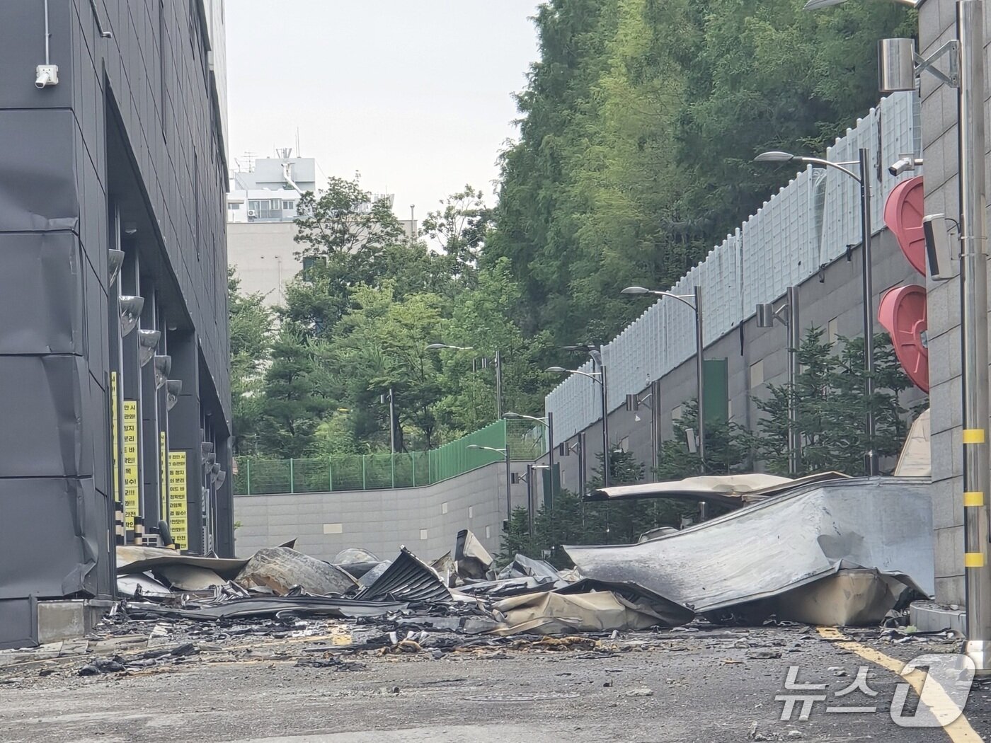 본문 이미지 -  인천 쿠팡물류센터 화재로 불 타 아래로 떨어진 건물 파편과 잔해들이 흩어져 있다. / 뉴스1 ⓒ News1 유준상 기자