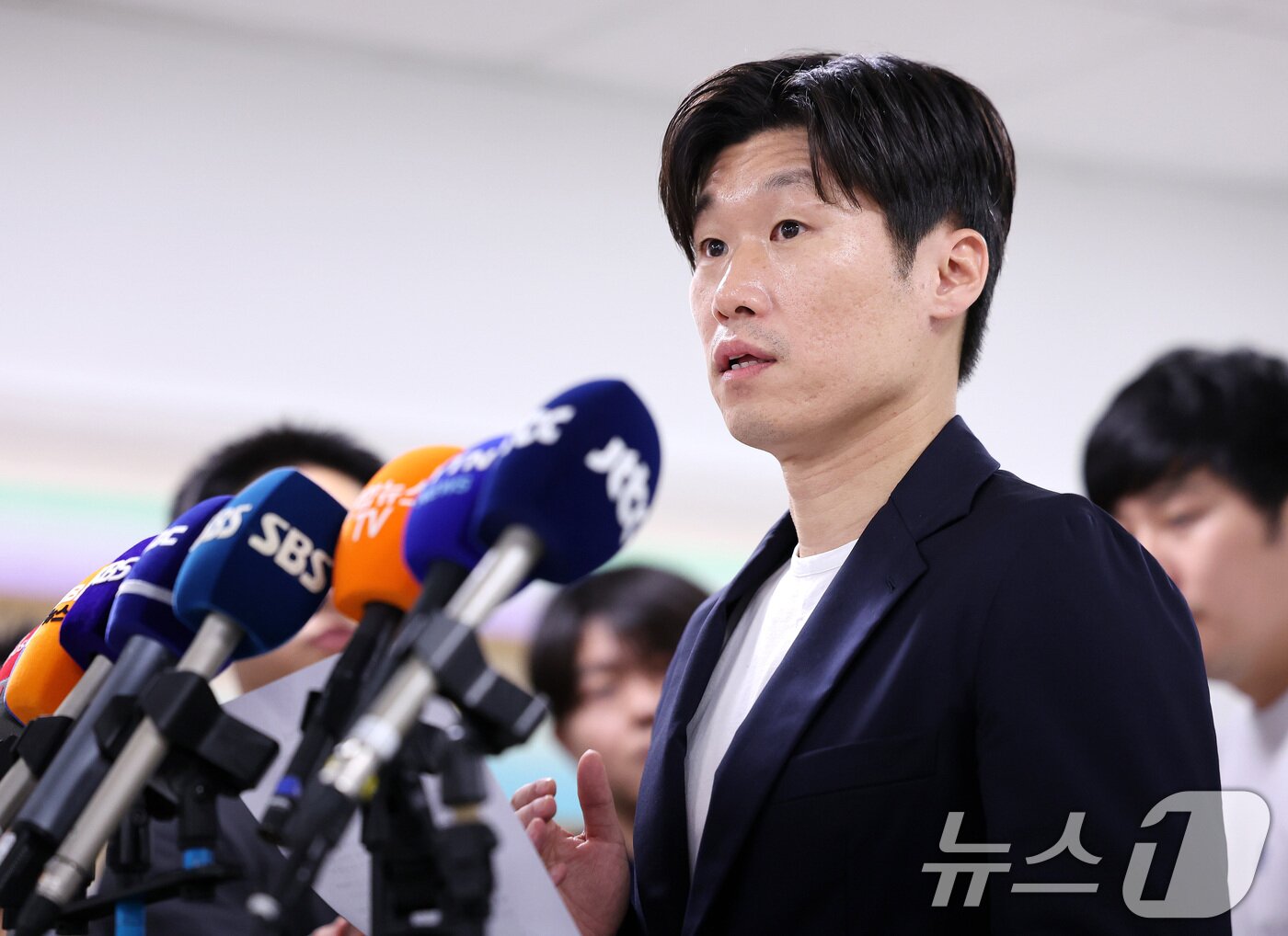 본문 이미지 - 박지성 K-축구혁신위원회 공동위원장이 20일 오후 서울시 종로구 국립현대미술관 사무동에서 열린 K-축구 혁신위원회 3차 회의를 마친 뒤 브리핑을 하고 있다. 2026.7.20 ⓒ 뉴스1 박지혜 기자