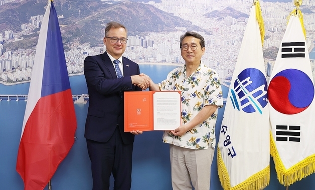 체코 민주화 상징 '하벨' 벤치 조성…부산 수영구, 체코와 업무협약