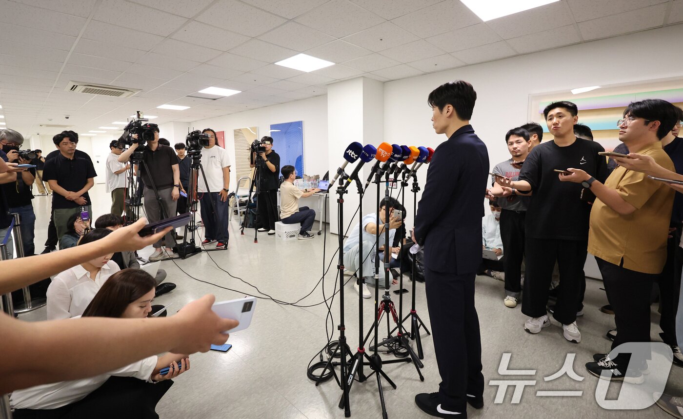 본문 이미지 - 박지성 K-축구혁신위원회 공동위원장이 20일 오후 서울시 종로구 국립현대미술관 사무동에서 열린 K-축구 혁신위원회 3차 회의를 마친 뒤 브리핑을 하고 있다. 2026.7.20 ⓒ 뉴스1 박지혜 기자