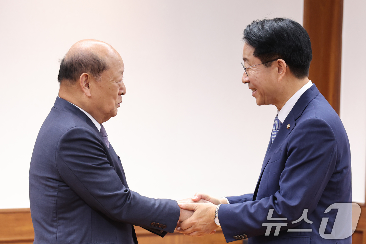 (서울=뉴스1) 신웅수 기자 = 조정식 국회의장(오른쪽)이 20일 서울 여의도 국회에서 송두환 10·29 이태원참사 진상규명과 재발방지를 위한 특별조사위원회 위원장을 접견하고 있다 …